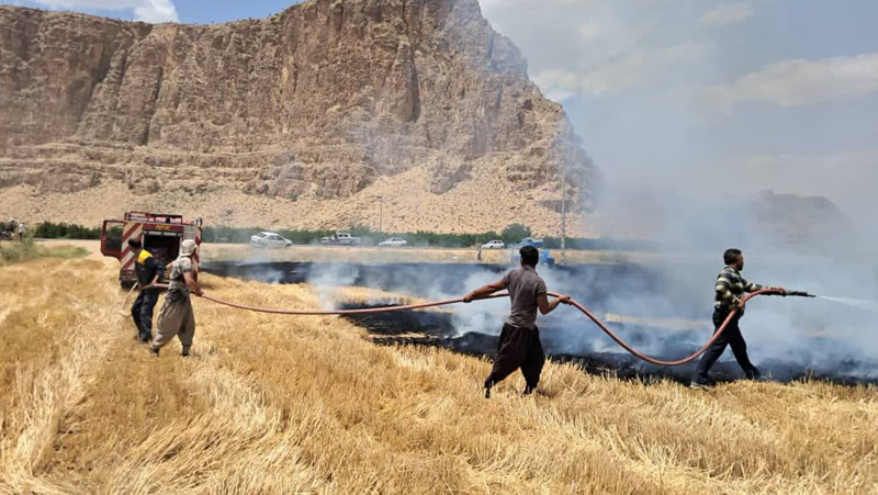 اطفاء حریق در روستای چاه‌دراز منطقه‌ی تنگ ایج