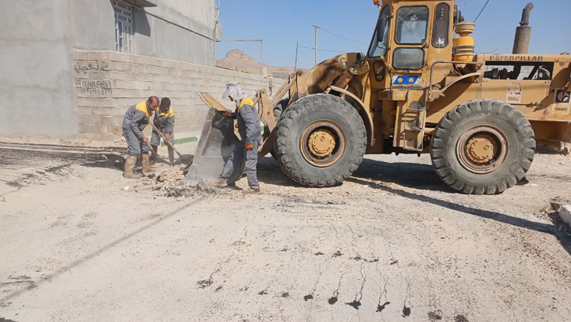 خدمت کارگران عزیز و زحمتکش واحد خدمات شهری در گرمای طاقت‌فرسای تابستان