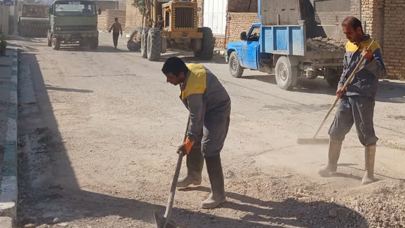 خدمت کارگران عزیز و زحمتکش واحد خدمات شهری در گرمای طاقت‌فرسای تابستان