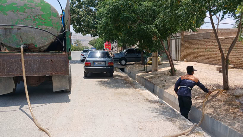 خدمت کارگران عزیز و زحمتکش واحد خدمات شهری در گرمای طاقت‌فرسای تابستان