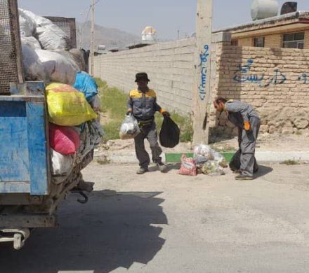 خدمت کارگران عزیز و زحمتکش واحد خدمات شهری در گرمای طاقتفرسای تابستان