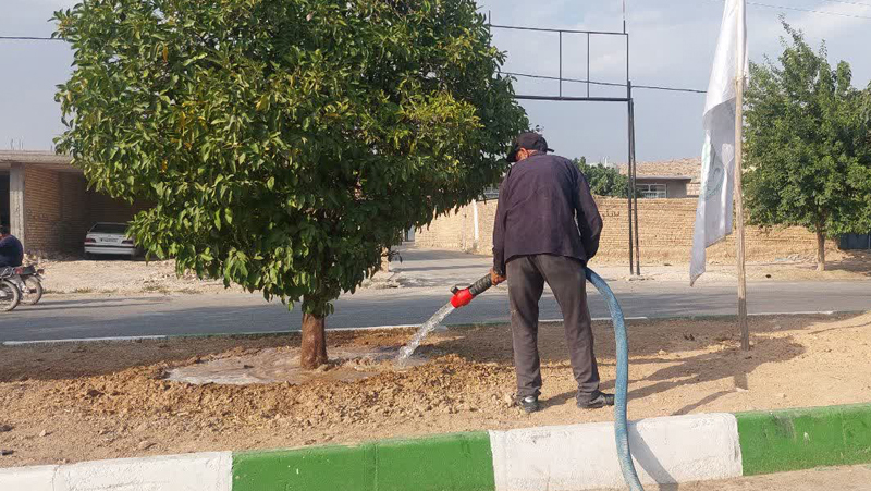 خدمت کارگران عزیز و زحمتکش واحد خدمات شهری در گرمای طاقت‌فرسای تابستان