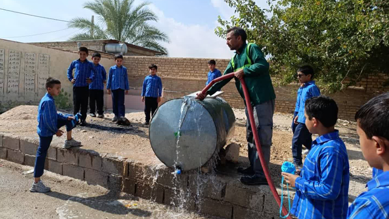 حضور آتش‌نشانان در مدرسه‌ی شهید بهشتی قره‌بلاغ و ارائه‌ی نکات ایمنی