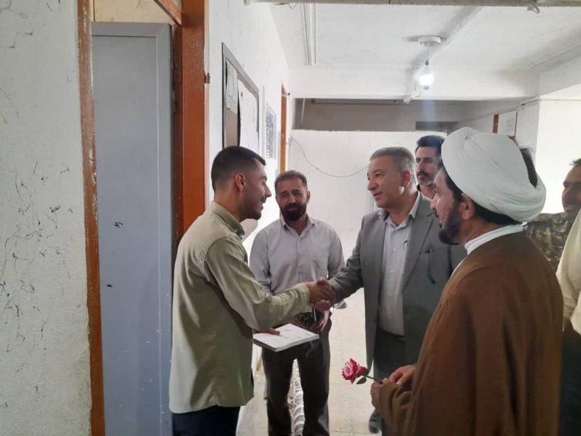 به مناسبت روز معلم صورت پذیرفت؛ حضور مسئولان شهر قره‌بلاغ در کلیه‌ی مدارس این شهر و تجلیل از معلمین