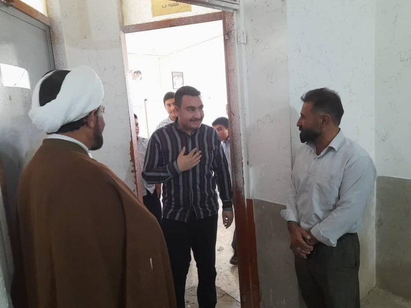 به مناسبت روز معلم صورت پذیرفت؛ حضور مسئولان شهر قره‌بلاغ در کلیه‌ی مدارس این شهر و تجلیل از معلمین