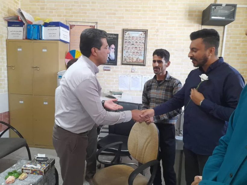 به مناسبت روز معلم صورت پذیرفت؛ حضور مسئولان شهر قره‌بلاغ در کلیه‌ی مدارس این شهر و تجلیل از معلمین