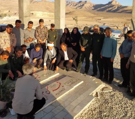 عطرافشانی قبور مطهر شهدا در هفته‌ی دفاع مقدس